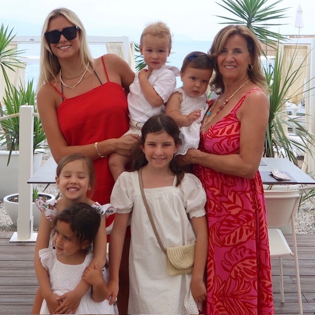Ellie, her mom, her nephew, and nieces